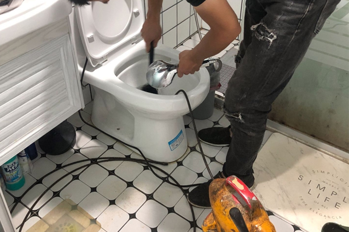宏伟马桶堵塞自己疏通还是找师傅？专业上门服务让你省时更省心
